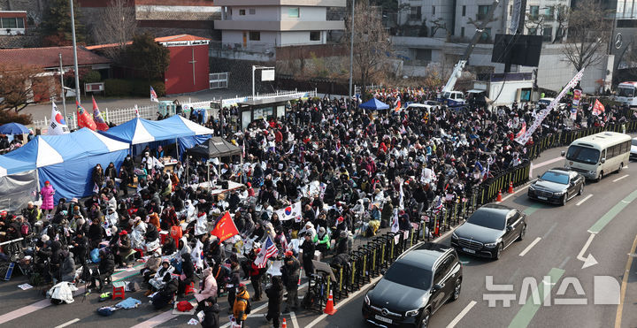 [서울=뉴시스] 김금보 기자 = 윤석열 대통령 지지자들이 13일 서울 용산구 한남동 대통령 관저  인근에서 탄핵 반대 집회를 하고 있다. 2025.01.13. kgb@newsis.com