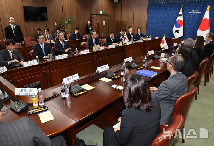 [서울=뉴시스] 배훈식 기자 = 조태열 외교부 장관과 이와야 다케시 일본 외무대신이 13일 오후 서울 종로구 외교부에서 한일 외교장관회담을 하고 있다. 2025.01.13. dahora83@newsis.com