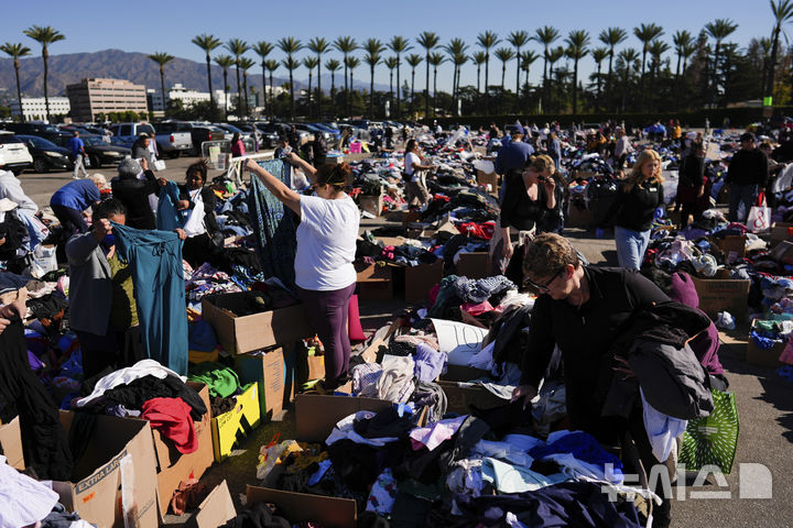[아카디아=AP/뉴시스] 13일(현지 시간) 미국 캘리포니아주 아카디아의 산타애니타 파크에 마련된 산불 피해자 지원 센터에서 피해 주민들이 구호 물품을 고르고 있다. 2025.01.14.