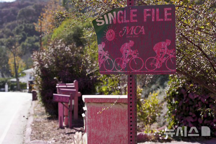 [로스앤젤레스=AP/뉴시스] 13일(현지 시간) 미국 로스앤젤레스 만데빌 캐니언 인근 주택가에 화재 지연제가 뿌려져 있다. 2025.01.14.