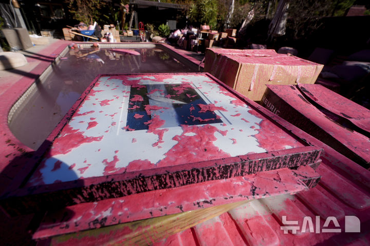 [로스앤젤레스=AP/뉴시스] 13일(현지 시간) 미국 로스앤젤레스 만데빌 캐니언 인근 주택가에 화재 지연제가 뿌려져 있다. 2025.01.14.