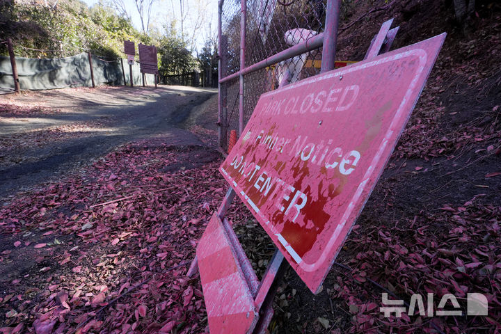 [로스앤젤레스=AP/뉴시스] 13일(현지 시간) 미국 로스앤젤레스 만데빌 캐니언 인근 거리에 화재 지연제가 뿌려져 있다. 2025.01.14.