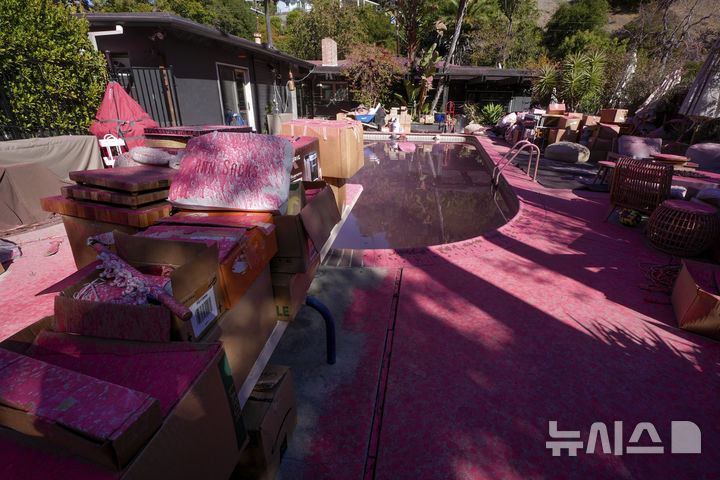 [로스앤젤레스=AP/뉴시스] 13일(현지 시간) 미국 로스앤젤레스 만데빌 캐니언 인근 주택 수영장에 화재 지연제가 뿌려져 있다. 2025.01.14.