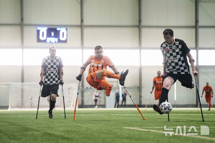 [키이우=AP/뉴시스] 11일(현지 시간) 우크라이나 키이우에서 열린 우크라이나 최초 절단 장애인 축구 선수권 대회에 참가한 선수들이 볼다툼을 하고 있다. 이들은 러시아-우크라이나 전쟁에서 신체 한 부분을 잃은 사람들로 각 팀 당 6명의 스트라이커와 1명의 골키퍼로 구성됐다. 2025.01.14.