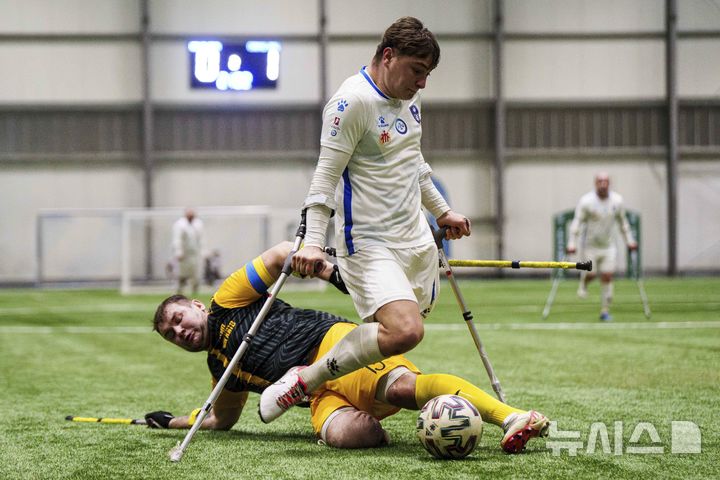 [키이우=AP/뉴시스] 12일(현지 시간) 우크라이나 키이우에서 열린 우크라이나 최초 절단 장애인 축구 선수권 대회에 참가한 선수들이 볼다툼을 하고 있다. 이들은 러시아-우크라이나 전쟁에서 신체 한 부분을 잃은 사람들로 각 팀 당 6명의 스트라이커와 1명의 골키퍼로 구성됐다. 2025.01.14.