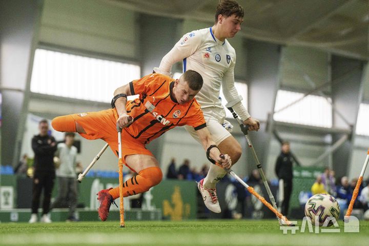 [키이우=AP/뉴시스] 12일(현지 시간) 우크라이나 키이우에서 열린 우크라이나 최초 절단 장애인 축구 선수권 대회에 참가한 선수들이 볼다툼을 하고 있다. 이들은 러시아-우크라이나 전쟁에서 신체 한 부분을 잃은 사람들로 각 팀 당 6명의 스트라이커와 1명의 골키퍼로 구성됐다. 2025.01.14.