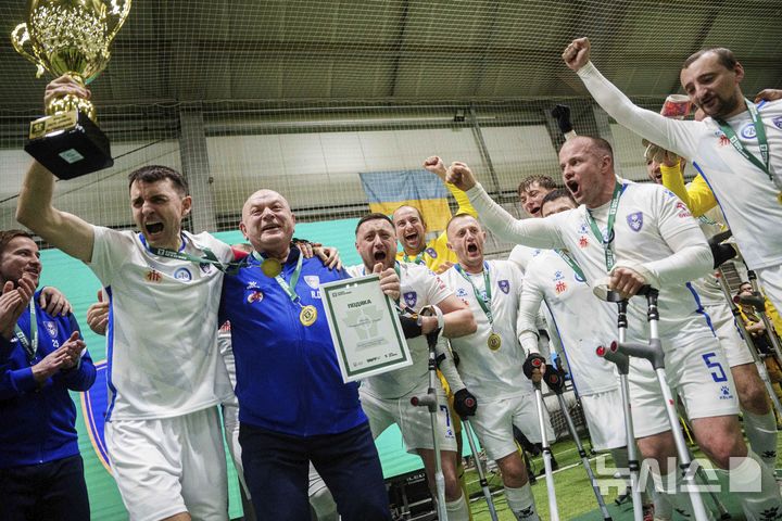 [키이우=AP/뉴시스] 12일(현지 시간) 우크라이나 키이우에서 열린 우크라이나 최초 절단 장애인 축구 선수권 대회에서 우승을 차지한 포크로바 FC-2 선수들이 기뻐하고 있다. 이들은 러시아-우크라이나 전쟁에서 신체 한 부분을 잃은 사람들로 각 팀 당 6명의 스트라이커와 1명의 골키퍼로 구성됐다. 2025.01.14.
