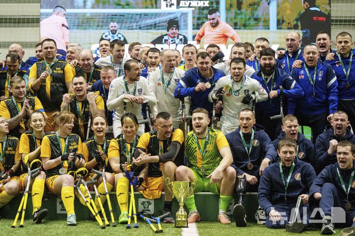 [키이우=AP/뉴시스] 12일(현지 시간) 우크라이나 키이우에서 열린 우크라이나 최초 절단 장애인 축구 선수권 대회 시상식에 참가한 선수들이 포즈를 취하고 있다. 이들은 러시아-우크라이나 전쟁에서 신체 한 부분을 잃은 사람들로 각 팀 당 6명의 스트라이커와 1명의 골키퍼로 구성됐다. 2025.01.14.