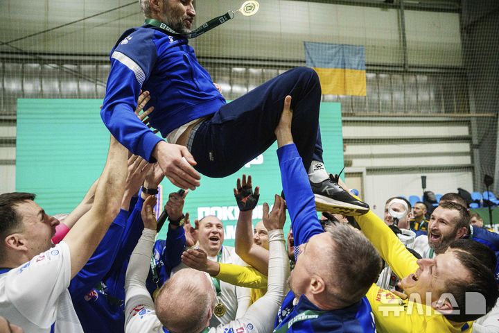 [키이우=AP/뉴시스] 12일(현지 시간) 우크라이나 키이우에서 열린 우크라이나 최초 절단 장애인 축구 선수권 대회에서 우승을 차지한 포크로바 FC-2 선수들이 감독을 헹가래하고 있다. 이들은 러시아-우크라이나 전쟁에서 신체 한 부분을 잃은 사람들로 각 팀 당 6명의 스트라이커와 1명의 골키퍼로 구성됐다. 2025.01.14.