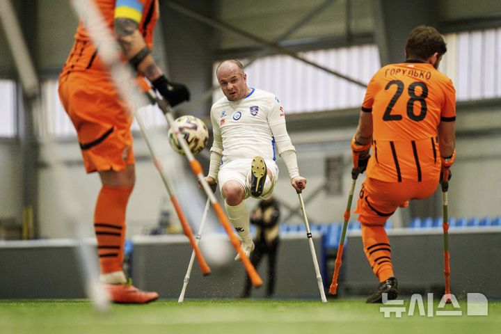 [키이우=AP/뉴시스] 11일(현지 시간) 우크라이나 키이우에서 열린 우크라이나 최초 절단 장애인 축구 선수권 대회에 참가한 선수들이 볼다툼을 하고 있다. 이들은 러시아-우크라이나 전쟁에서 신체 한 부분을 잃은 사람들로 각 팀 당 6명의 스트라이커와 1명의 골키퍼로 구성됐다. 2025.01.14.