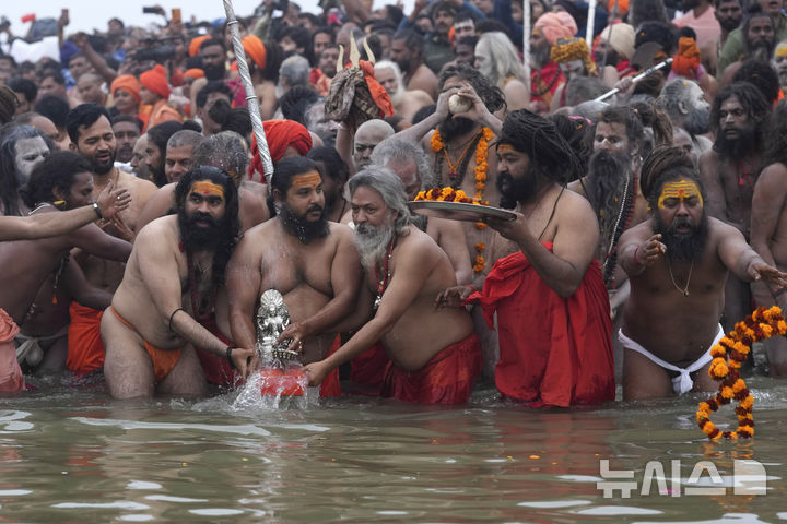 [프라야그라지=AP/뉴시스] 인도 최대의 힌두 축제 '쿰브 멜라'가 열린 14일(현지 시간) 프라야그라지(구 알라하바드)에서 힌두교 수행자들이 갠지스강, 야무나강, 신화 속 사라스와티강이 합류하는 상감에 모여 '샤히 스난'이라는 성스러운 목욕 의식을 치르고 있다. 2025.01.15.