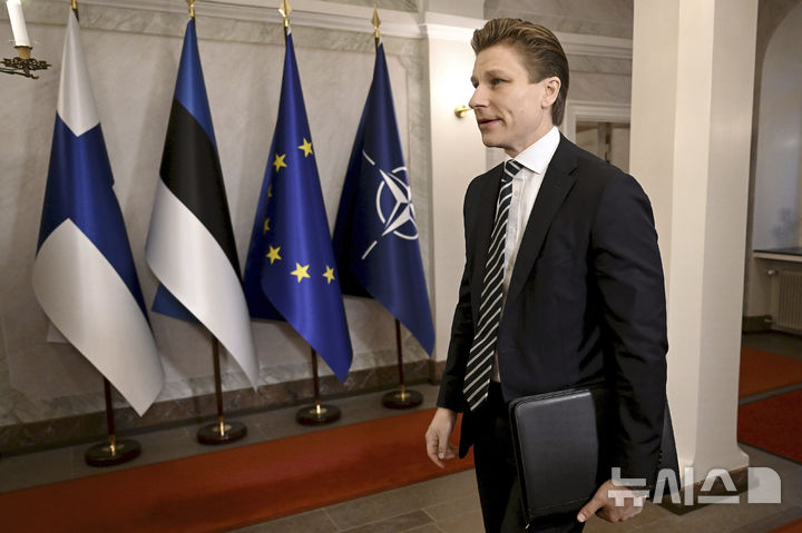 [헬싱키=AP/뉴시스]핀란드는 13일(현지 시간) 러시아와 전쟁을 벌이고 있는 우크라이나에 대해 2억 유로(약 3160억원) 규모 추가 지원을 하겠다고 발표했다. 지난 1월 14일(현지 시간) 안띠 하까넨 핀란드 국방장관이 핀란드 헬싱키에서 열린 북대서양조약기구(NATO·나토) 정상회의에 참석하기 위해 도착하고 있는 모습. 2025.02.14.