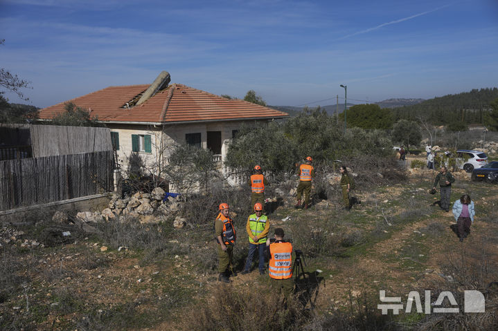 [예루살렘=AP/뉴시스]1월 14일 예루살렘 근처 이스라엘 마을 메보 베이타르에서 이스라엘 군인들이 한 주택 지붕에 떨어진 예멘 후티 반군의 미사일 파편을 조사하고 있다. 후티군은 4월 13일 미군의 MQ -9 무인기를 19대 째 격추했으며 자체 생산한 미사일로 공격했다고 밝혔다. 2025.04.14.