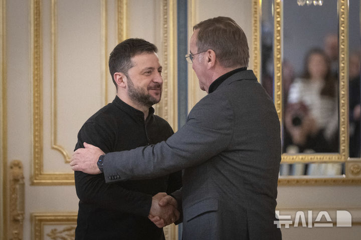[키이우=AP/뉴시스] 보리스 피스토리우스 독일 국방장관(오른쪽)이 14일(현지시간) 사전 예고없이 우크라이나 수도 키이우를 찾아 우크라이나에 대한 지속적인 지원 의사를 전달했다. 사진은 피스토리우스 장관이 볼로디미르 젤렌스키 우크라이나 대통령과 만나 악수하는 모습. 2025.01.15