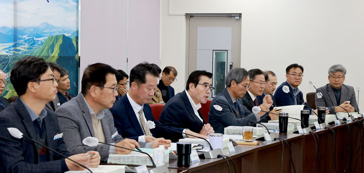 [보령=뉴시스] '2025년도 보령시 주요업무계획 보고회'를 주재하는 김동일 보령시장. (사진=보령시 제공) 2025.01.14. photo.newsis.com *재판매 및 DB 금지