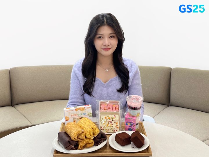 [서울=뉴시스] GS리테일이 운영하는 편의점 GS25는 최근 SNS(소셜서비스)에서 큰 인기를 끈 화제의 디저트 5종을 상품화해 올해 첫 디저트 라인업을 구성했다고 14일 밝혔다. (사진=GS리테일 제공) *재판매 및 DB 금지