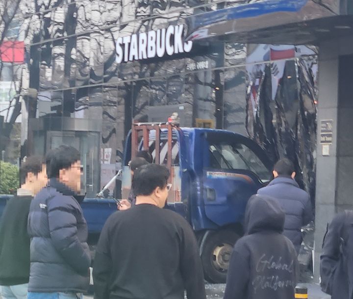 [서울=뉴시스]14일 경찰 등에 따르면 이날 오전 8시10분께 서울 영등포구 여의도 국회 앞 국회대로에서 차량 추돌로 인해 1톤 트럭이 B&B 타워 건물에 돌진하는 사고가 발생했다. (사진=독자 제공) 2025.01.14. photo@newsis.com *재판매 및 DB 금지