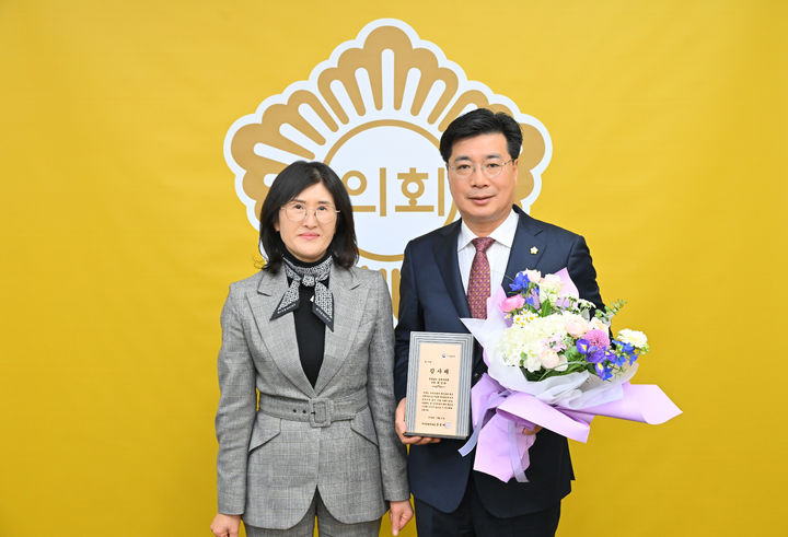 [진주=뉴시스]진주시의회 최신용 의원, 국가보훈부 장관 감사패.(사진=경남서부보훈지청 제공).2025.01.14.photo@newsis.com *재판매 및 DB 금지