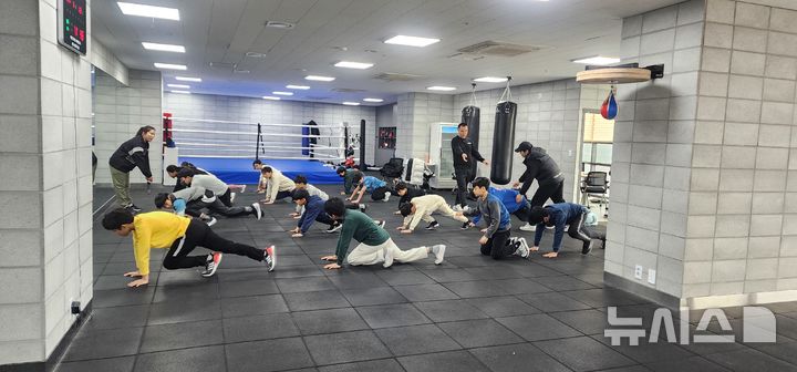 [용인=뉴시스]경기도용인교육지원청과 용인시체육회의 복싱 공유학교 프로그램.(사진=용인교육지원청 제공) 2025.01.14. photo@newsiss.com