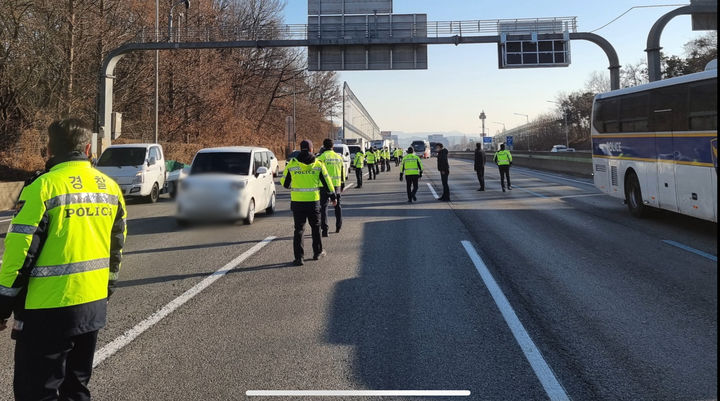 [부산=뉴시스] 지난 10일 오후 3시께 부산경찰청 9기동대가 서울경찰청 시설경비근무 철야 지원을 하기 위해 출동을 하던 중 경부고속도로 안성분기점 인근에서 교통사고가 발생한 것을 발견해 위급한 사고를 안전하게 처리했다. (사진=부산경찰청 제공) 2025.01.14. photo@newsis.com *재판매 및 DB 금지
