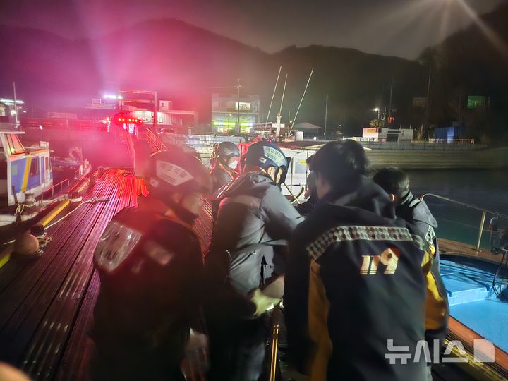 [통영=뉴시스] 신정철 기자= 통영해양경찰서는 지난 13일 오후 5시 57분께 통영시 욕지도에서 호흡곤란 증세를 보인 환자 A씨(70대·여)를 연안구조정을 이용해 병원으로 이송했다.(사진=통영해경 제공).2025.01.14. photo@newsis.com *재판매 및 DB 금지