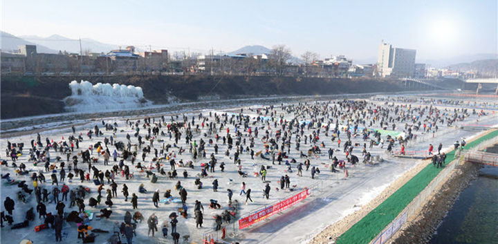 [홍천=뉴시스] 14일 홍천군은 올해 홍천강 꽁꽁 축제가 오는 18일부터 2월 1일까지 15일간 홍천강변 일원에서 개최된다고 밝혔다. 홍천군 제공 *재판매 및 DB 금지