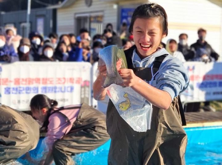 [홍천=뉴시스] 14일 홍천군은 이번 축제는 6년근 인삼이 배합된 사료를 먹여 키운 인삼 송어가 주제로 활용되었으며, 성분 검사와 수질검사에서 모두 적합 판정을 받아 안전성과 품질을 입증했다고 밝혔다. 홍천군 제공. *재판매 및 DB 금지