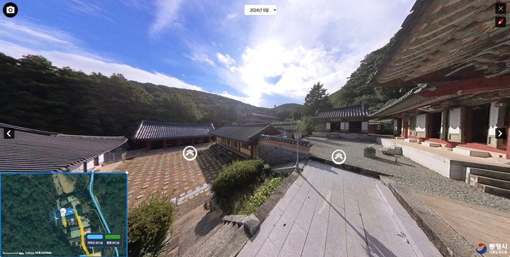 [통영=뉴시스] 신정철 기자= 통영시는 행정업무용으로 사용하던 골목길 로드뷰 시스템을 추가 구축해 오는 15일부터 ‘다품길 로드뷰’ 대민서비스를 시작한다.사진은 통영시 미륵산에 소재한 대한불교조계종 용화사 로드뷰 모습.(사진=통영시 제공).2025.01.14. photo@newsis.com *재판매 및 DB 금지