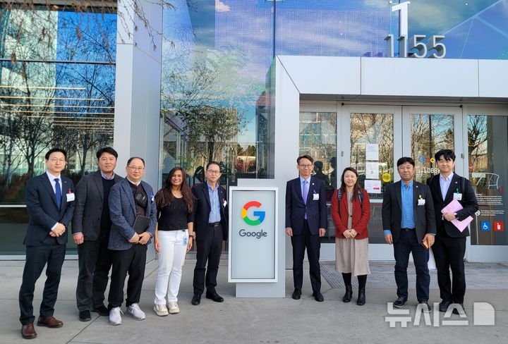 [창원=뉴시스]경남도 김명주(오른쪽서 네 번째) 경제부지사 등 경남대표단이 13일(현지시각) 미국 실리콘밸리 구글 플렉스 앞에서 방문 기념촬영을 하고 있다.(사진=경남도 제공) 2025.01.14. photo@newsis.com
