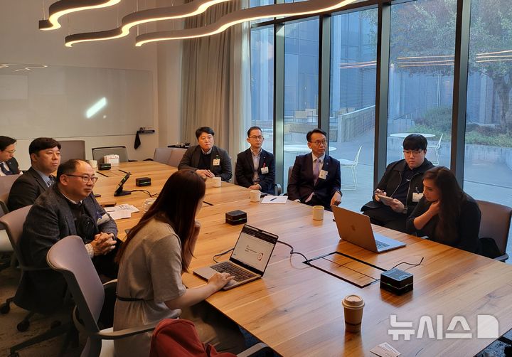 [창원=뉴시스]경남도 김명주(오른쪽서 세 번째) 경제부지사 등 경남대표단이 13일(현지시각) 미국 실리콘밸리 구글 플렉스를 방문해 경남대 초거대 제조 인공지능(AI) 서비스 개발사업'의 성공적 추진을 위한 구글 참여 방안을 논의했다.(사진=경남도 제공) 2025.01.14. photo@newsis.com