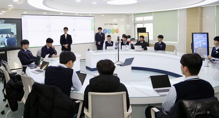 [목포=뉴시스] 14일 전남 목포고에서 열린 전남교육청의 '2030 교실' 수업 시연 장면. (사진 = 전남교육청 제공). 2025.01.14. photo@newsis.com *재판매 및 DB 금지