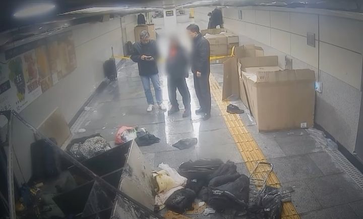 [서울=뉴시스] 평소 알고 지내던 노숙인들과 술을 마시다 언쟁이 붙자 홧김에 지하보도에 불을 지른 남성의 범행 당시 모습이 담긴 CCTV 영상이 공개됐다. (사진=경찰청 유튜브) *재판매 및 DB 금지