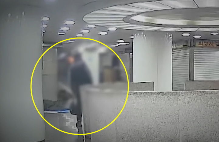 [서울=뉴시스] 평소 알고 지내던 노숙인들과 술을 마시다 언쟁이 붙자 홧김에 지하보도에 불을 지른 A씨가 범행 후 멀찍이 떨어져 불이 나던 순간을 지켜보는 모습. (사진=경찰청 유튜브) *재판매 및 DB 금지