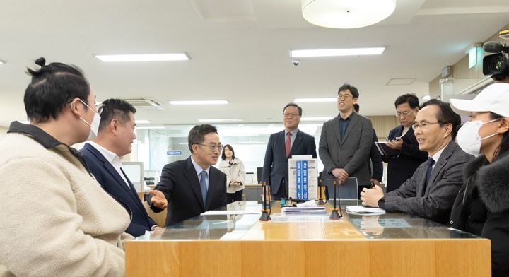 [수원=뉴시스] 김동연 경기도지사가 14일 경기도신용보증재단 시흥지점을 찾아 자영업자와 소상공인의 애로 사항을 직접 듣고 민원 상담을 하고 있다. (사진=경기도 제공) 2025.01.14. photo@newsis.com *재판매 및 DB 금지