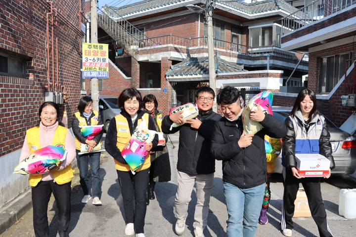 [전주=뉴시스] 13일 전북 전주시에서 주식회사 창해에탄올 임직원과 적십자 봉사원 등이 창해에탄올에서 취약계층을 위해 기부한 쌀을 직접 배달하고 있다. (사진=대한적십자사 전북특별자치도지사) 2025.01.13 photo@newsis.com *재판매 및 DB 금지