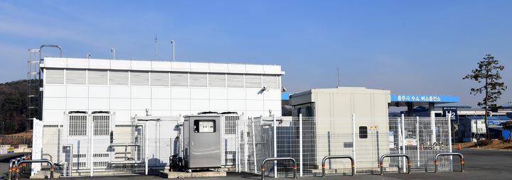 [충주=뉴시스] 표준연구원이 개발한 '수소연료 품질 실시간 모니터링 장비'를 실증하고 있는 충주시 수소버스 충전소 현장의 모습. (사진=표준연구원 제공) 2025.01.14. photo@newsis.com *재판매 및 DB 금지