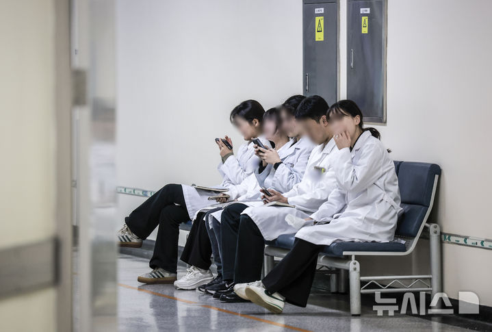 [서울=뉴시스] 정병혁 기자 = 14일 서울시내 한 대학병원에서 의료진이 의자에 앉아있다. 2025.01.14. jhope@newsis.com