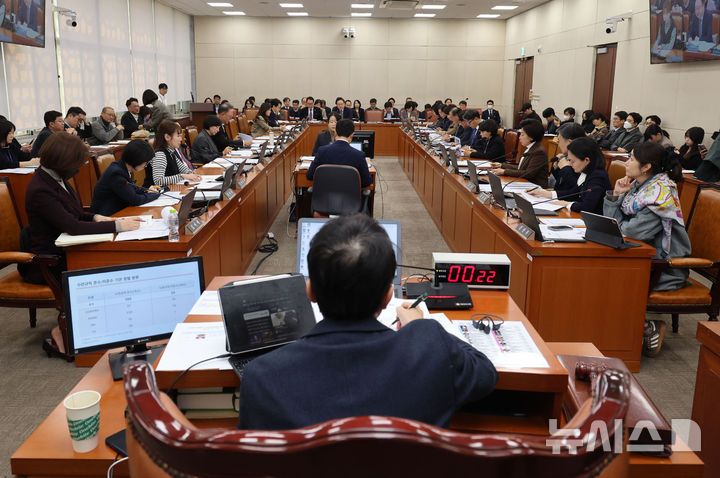 [서울=뉴시스] 권창회 기자 = 조규홍 보건복지부 장관이 14일 오전 서울 여의도 국회에서 열린 보건복지위 전체회의에서 의원질의에 답하고 있다. 2025.01.14. kch0523@newsis.com