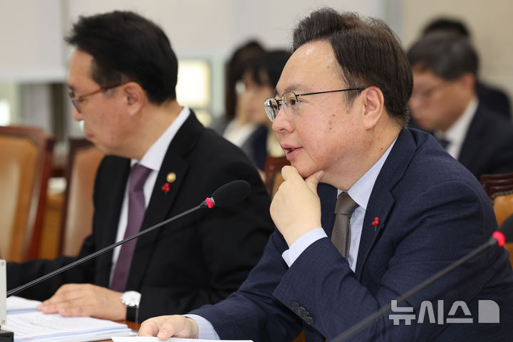 [서울=뉴시스] 권창회 기자 = 조규홍 보건복지부 장관이 14일 오전 서울 여의도 국회에서 열린 보건복지위 전체회의에서 생각에 잠겨 있다. 2025.01.14. kch0523@newsis.com