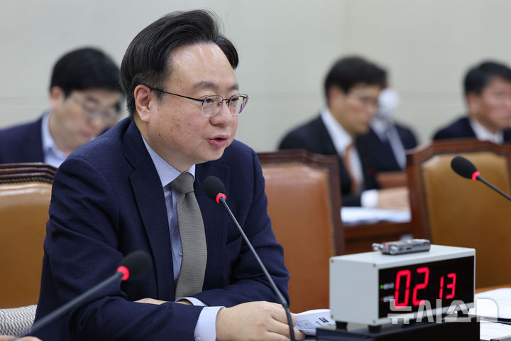 [서울=뉴시스] 권창회 기자 = 조규홍 보건복지부 장관이 14일 오전 서울 여의도 국회에서 열린 보건복지위 전체회의에서 의원질의에 답하고 있다. 2025.01.14. kch0523@newsis.com