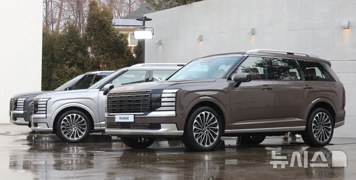 [성남=뉴시스] 김금보 기자 = 현대자동차가 지난 1월14일 경기 성남시 메종디탈리 복합문화공간에서 신차 '디 올 뉴 팰리세이드'를 공개하고 있다. 2025.01.15. kgb@newsis.com