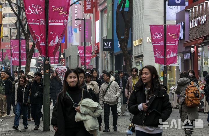 [서울=뉴시스] 정병혁 기자 = 14일 서울 중구 명동거리에 코리아그랜드세일 관련 현수막이 걸려있다. 코리아그랜드세일은 외국인 대상의 한국 대표 쇼핑문화관광축제로 국내 대표 항공, 숙박, 뷰티, 엔터테인먼트 기업들이 참여한다. 오는 15일부터 내달 28일까지 이어진다. 2025.01.14. jhope@newsis.com