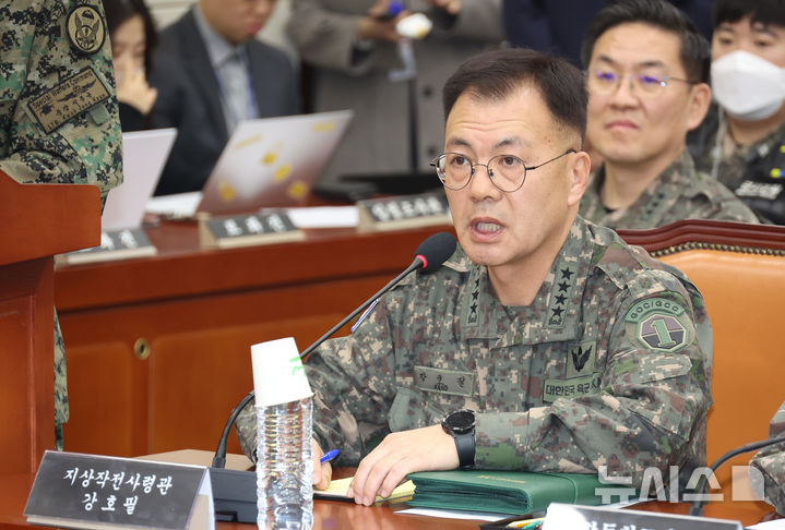 [서울=뉴시스] 고승민 기자 = 3대 특검(내란·김건희·순직해병)의 나머지 사건을 들여다보는 2차 종합특별검사팀이 내란 가담 의혹으로 강호필 전 지상작전사령관에 대한 신병 확보에 나섰다. 사진은 강 전 사령관이 지난해 1월14일 서울 여의도 국회에서 열린 제420회국회(임시회) 제3차 윤석열 정부의 비상계엄 선포를 통한 내란 혐의 진상규명 국정조사특별위원회 전체회의에서 의원 질의에 답하고 있는 모습. 2026.07.11. kkssmm99@newsis.com