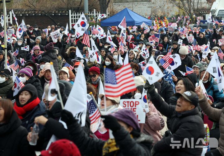 [서울=뉴시스] 고범준 기자 = 14일 서울 용산구 대통령 관저 인근에서 신자유연대 등 참가자들이 대통령 수호 집회를 하고 있다. 2025.01.14. bjko@newsis.com