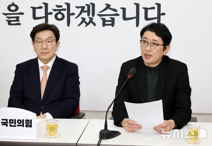 [서울=뉴시스] 조성우 기자 = 주진우(오른쪽) 국민의힘 법률자문위원장이 14일 오후 서울 여의도 국회에서 열린 현안 관련 기자간담회에서 발언하고 있다. 왼쪽은 권성동 원내대표. 2025.01.14. xconfind@newsis.com