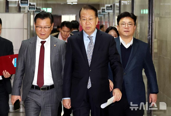 [서울=뉴시스] 조성봉 기자 = 권영세 국민의힘 비상대책위원장이 지난 14일 오후 서울 여의도 국회에서 열린 시·도당 청년위원장 임명장 수여식에 참석하고 있다. 왼쪽부터 이양수 사무총장, 권 비대우원장, 강명구 비대위원장 비서실장. 2025.01.14. suncho21@newsis.com