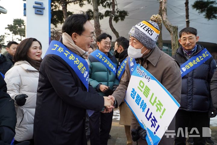  [나주=뉴시스] 윤병태 전남 나주시장(왼쪽)이 지난 14일 오전 빛가람동 한전KDN사거리에서 열린 '설맞이 지역경제 활성화 캠페인'에 동참한 혁신도시 이전 공공기관 임직원을 격려하고 있다. (사진=뉴시스 DB). photo@newsis.com