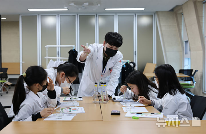 [광주=뉴시스] 광주보건환경연구원 '겨울방학 어린이 과학교실' 운영. (사진=광주보건환경연구원 제공). photo@newsis.com *재판매 및 DB 금지