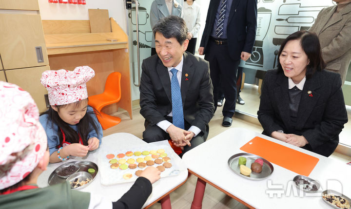 [서울=뉴시스] 이영환 기자 = 이주호 대통령 권한대행 부총리 겸 교육부 장관은 29일 서울 서초구에 위치한 '서초구립 도구머리어린이집'을 방문해 영유아학교 시범사업 운영 상황을 점검했다. 사진은 14일 서울 서대문구육아종합지원센터를 방문해 요리 실습을 하는 어린이들과 시간을 보내며 현장을 둘러보는 이주호 권한대행과 신영숙 여성가족부 차관. (공동취재) 2025.01.14. photo@newsis.com