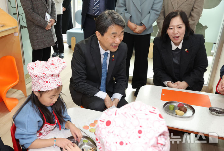 [서울=뉴시스] 이영환 기자 = 이주호 사회부총리겸 교육부 장관과 신영숙 여성가족부 차관이 지난 14일 서울 서대문구육아종합지원센터를 방문해 요리 실습을 하는 어린이들과 시간을 보내며 현장을 둘러보고 있다. (공동취재) 2025.01.14. photo@newsis.com